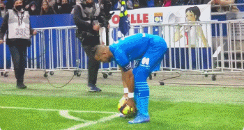 足球转会市场最新签约及趋势分析