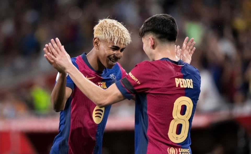 广东男篮101-75胜江苏肯帝亚，18岁小将王洪泽表现亮眼，攻防全面，被视为未来之星。