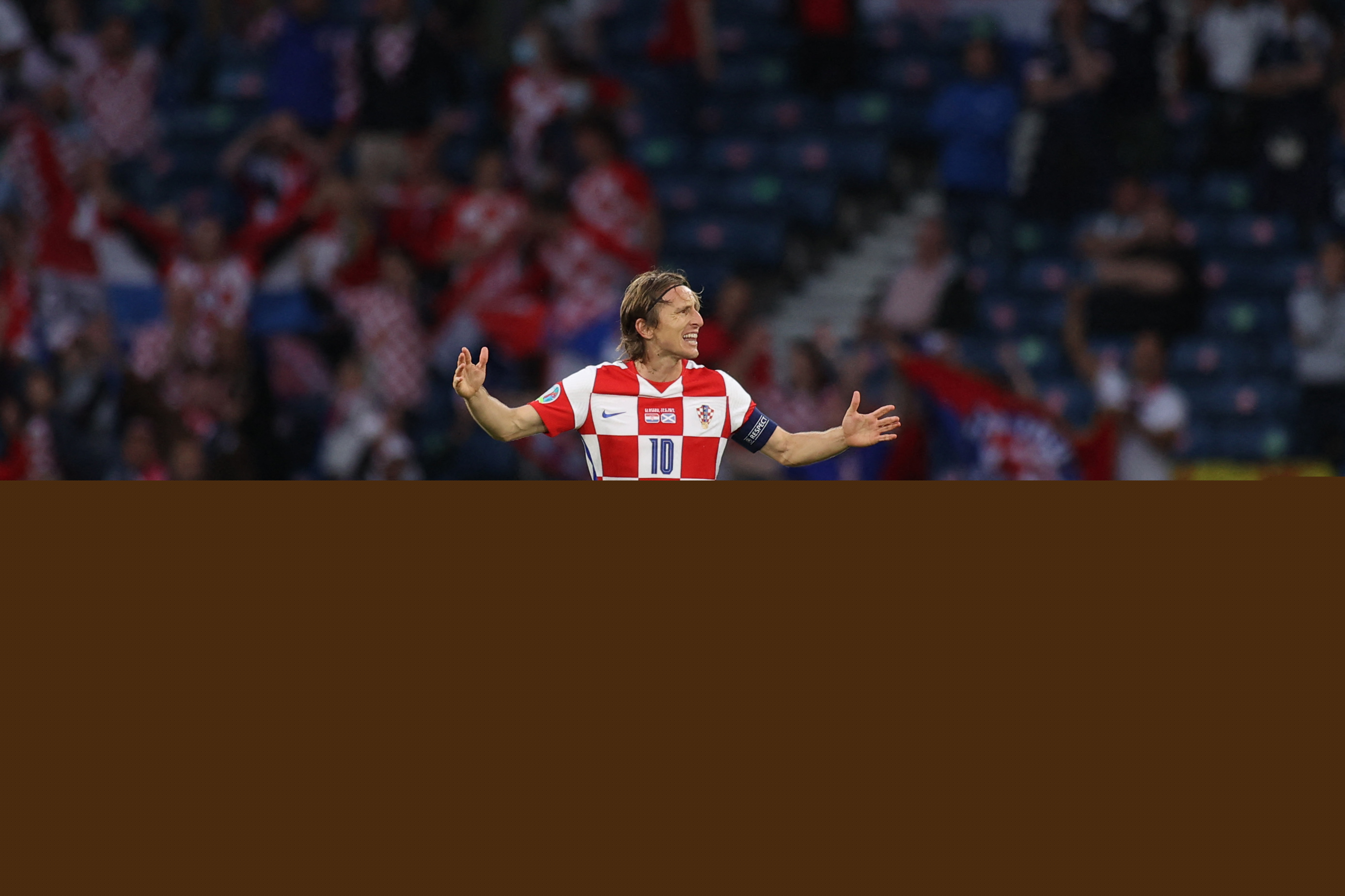 摸吉祥物女演员胸部，前塞尔塔队长马略被判赔偿1000欧